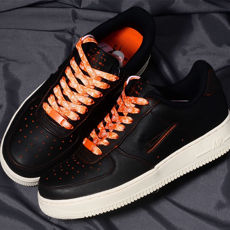 Lacci di fiori di anacardi di  - Travis Scott Lace recensione e prezzo